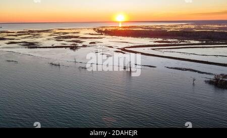 Nov 12 2020 Turkey Point Ontario Canada Aerial at Sunset Blick in die Sonne im Herbst 2020. Luke Durda/Alamy Stockfoto