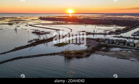 Nov 12 2020 Turkey Point Ontario Canada Aerial at Sunset Blick in die Sonne im Herbst 2020. Luke Durda/Alamy Stockfoto