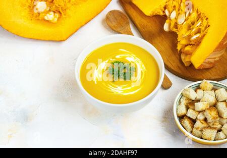 Kürbissuppe auf einem hellen Hintergrund Kürbiscremesuppe Auf einem hellen Hintergrund mit Croutons Stockfoto