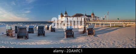 Geographie / Reisen, Deutschland, Mecklenburg-Vorpommern, Ahlbeck, Strand mit Seebrücke in der Ostsee sp, Additional-Rights-Clearance-Info-not-available Stockfoto