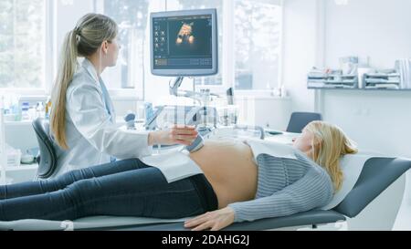Im Krankenhaus, schwangere Frau bekommen Ultraschall Screening, Geburtshelfer überprüft Bild des gesunden Babys auf dem Computer-Bildschirm. Frohe Zukunft Stockfoto