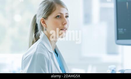 Im Krankenhaus, Portrait-Aufnahme des Geburtshelfers spricht über Schallwandler des Ultraschall-Sonogramms Screening Scanning Belly der schwangeren Frau. Stockfoto
