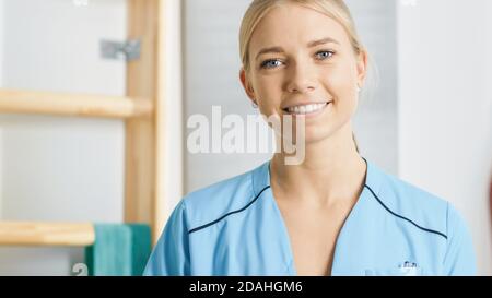 Portrait of Beautiful Young Professional Nurse Physiotherapie Assistant Charmly Smiles. Stockfoto