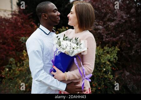 Glückliches multiethnisches Paar in Liebesgeschichte. Beziehungen von afrikanischem Mann und weißer europäerin. Stockfoto