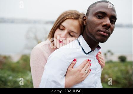 Glückliches multiethnisches Paar in Liebesgeschichte. Beziehungen von afrikanischem Mann und weißer europäerin. Stockfoto