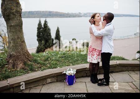 Glückliches multiethnisches Paar in Liebesgeschichte. Beziehungen von afrikanischem Mann und weißer europäerin. Stockfoto