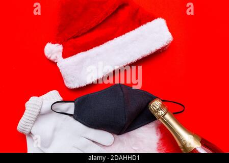 Santa Claus Hut Bart Champagner Flasche Gesicht Maske weiße Handschuhe.Flat Lay Draufsicht Stockfoto
