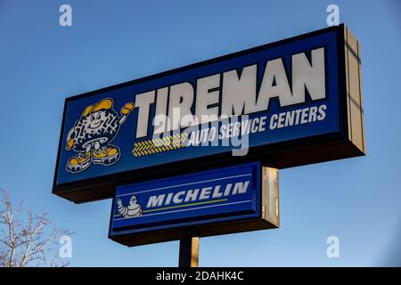 Perrysburg, Usa. November 2020. Logo der Tyreman Auto Service Center in einer ihrer Filialen. Kredit: SOPA Images Limited/Alamy Live Nachrichten Stockfoto