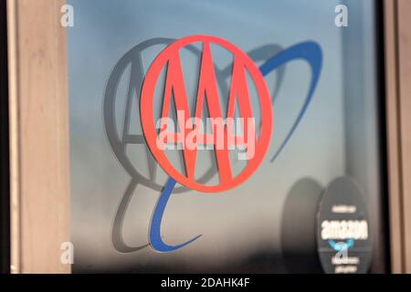 Perrysburg, Usa. November 2020. AAA-Reifen und Auto Service-Logo in einem ihrer Läden zu sehen. Kredit: SOPA Images Limited/Alamy Live Nachrichten Stockfoto