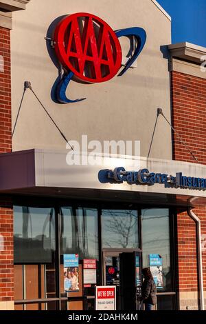 Perrysburg, Usa. November 2020. AAA-Reifen und Auto Service-Logo in einem ihrer Läden zu sehen. Kredit: SOPA Images Limited/Alamy Live Nachrichten Stockfoto