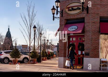 Perrysburg, Usa. November 2020. Eine Frau geht an einem Talbots-Laden vorbei. Kredit: SOPA Images Limited/Alamy Live Nachrichten Stockfoto