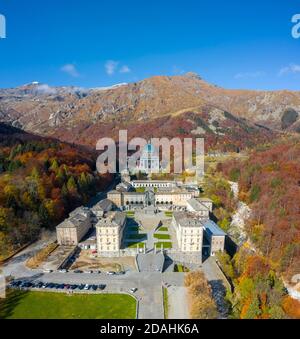 Luftaufnahme des Heiligtums von Oropa im Herbst, Biella, Biella Bezirk, Piemont, Italien, Europa. Stockfoto