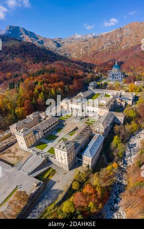 Luftaufnahme des Heiligtums von Oropa im Herbst, Biella, Biella Bezirk, Piemont, Italien, Europa. Stockfoto