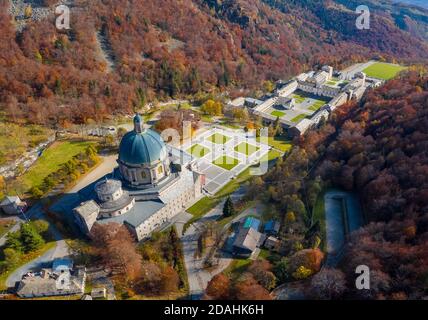 Luftaufnahme des Heiligtums von Oropa im Herbst, Biella, Biella Bezirk, Piemont, Italien, Europa. Stockfoto