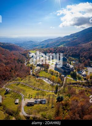 Luftaufnahme des Heiligtums von Oropa im Herbst, Biella, Biella Bezirk, Piemont, Italien, Europa. Stockfoto