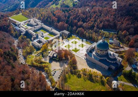 Luftaufnahme des Heiligtums von Oropa im Herbst, Biella, Biella Bezirk, Piemont, Italien, Europa. Stockfoto