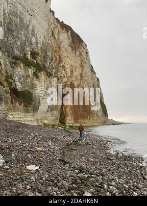 Veulettes-sur-Mer, Frankreich, 16. August 2020 - nicht erkennbare Menschen machen einen Spaziergang in der Nähe der gefährlichen Klippe der Opalküste Stockfoto