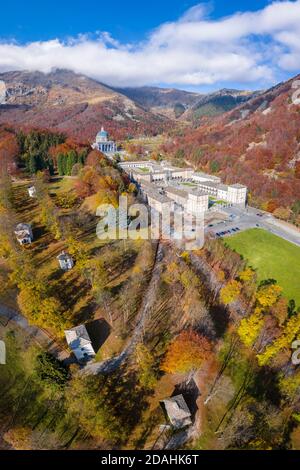 Luftaufnahme des Heiligtums von Oropa im Herbst, Biella, Biella Bezirk, Piemont, Italien, Europa. Stockfoto