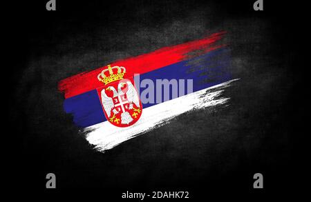 Schmieren der Farbe in Form der Flagge von Serbien Nahaufnahme auf schwarzem Hintergrund Stockfoto