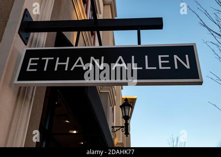 Perrysburg, Usa. November 2020. Ethan Allen Logo in einem ihrer Läden zu sehen. Kredit: SOPA Images Limited/Alamy Live Nachrichten Stockfoto