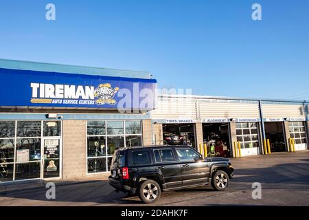Perrysburg, Usa. November 2020. Logo der Tyreman Auto Service Center in einer ihrer Filialen. Kredit: SOPA Images Limited/Alamy Live Nachrichten Stockfoto