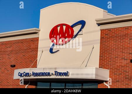 Perrysburg, Usa. November 2020. AAA-Reifen und Auto Service-Logo in einem ihrer Läden zu sehen. Kredit: SOPA Images Limited/Alamy Live Nachrichten Stockfoto
