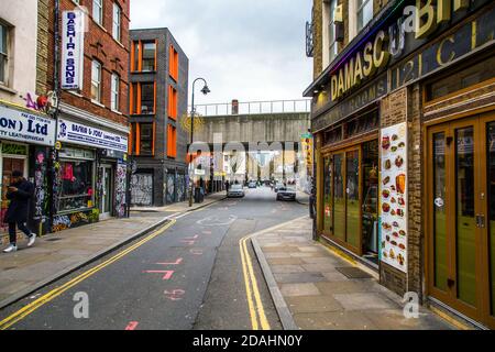London, England - 30. DEZEMBER 2018: Blick auf die typische londoner Straße im Brick Lane Bezirk Stockfoto