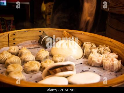 Dampfkorb mit Knödeln und Brötchen in Chinatown Stockfoto