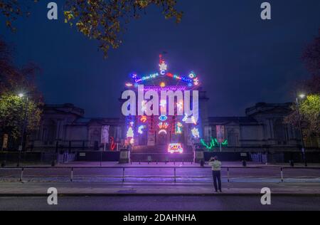 Tate Britain, London, Großbritannien. 13. November 2020. Die neue Tate Britain Winter Commission, die von der britischen Künstlerin Chila Kumari Singh Burman entworfen wurde, verbindet Stile und Materialien. Burmans feministische Praxis umfasst Druckgrafik, Malerei, Installation und Film. Bild: Ein vorbeifahrende Autofahrer hält an, um ein Telefonfoto der Installation zu machen. Quelle: Malcolm Park/Alamy Live News. Stockfoto