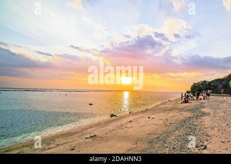 Malerische Aussicht auf einen paradiesischen Korallenstrand in Gili T. bei einem magischen Sonnenuntergang, Gili Trawangan, Bali Indonesien Stockfoto