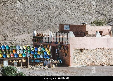 Ouarzazate; Marokko - 25. DEZEMBER 201 typische Berber Artikel und Teppich-Shop in einer abgelegenen Gegend der sahara Stockfoto