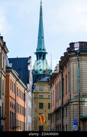 STOCKHOLM, SCHWEDEN - 13. Okt 2020: Straßen auf Gamlastan, Stockholm. Der graue Himmel im Hintergrund sorgt für die kalte Stimmung des skandinavischen Landes. Stockfoto