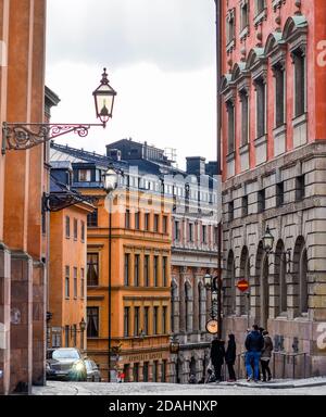 STOCKHOLM, SCHWEDEN - 13. Okt 2020: Straßen auf Gamlastan, Stockholm. Der graue Himmel im Hintergrund sorgt für die kalte Stimmung des skandinavischen Landes. Stockfoto