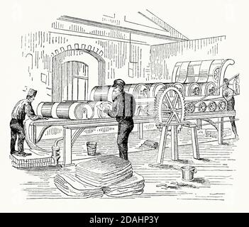 Eine alte Gravur einer Tuchtrocknungsmaschine in einer Textilfabrik oder Fabrik. Es ist aus einem viktorianischen Maschinenbaubuch der 1880er Jahre. Die Maschine in Betrieb verwendet beheizte Zylinder und Rollen, auf denen Baumwolle oder Leinen durchläuft wird. Der Prozess trocknet und bügelt das Material. Ähnliche Maschinen werden zum Trocknen von Papier verwendet. Stockfoto