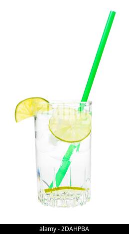 Seitenansicht des Glases mit zubereitetem Gin und Tonic Cocktail Auf dem Felsen mit Keil und Scheiben von Kalk und Grünes Plastikstroh isoliert auf weißem Hintergrund Stockfoto