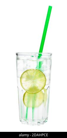 Seitenansicht von Gin und Tonic Cocktail in Longdrinkglas mit zwei Scheiben Limette, Eis und grünem Plastikstroh isoliert auf weißem Hintergrund Stockfoto