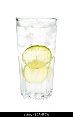 Seitenansicht von Gin und Tonic Cocktail in Longdrinkglas Mit zwei Scheiben Kalk und Eis isoliert auf weiß Hintergrund Stockfoto