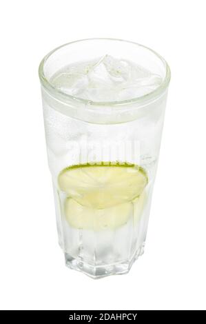 gin und Tonic Cocktail im Longdrinkglas mit zwei Scheiben Von Kalk und Eiswürfeln isoliert auf weißem Hintergrund Stockfoto