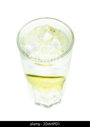Blick von oben auf Gin und Tonic Cocktail in Longdrinkglas Mit Limettenscheiben und Eiswürfeln isoliert auf Weißer Hintergrund Stockfoto