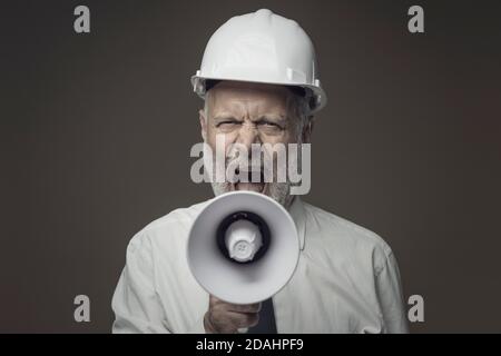 Leitender Ingenieur und Geschäftsmann, der ein Megaphon, Marketing- und Kommunikationskonzept anruft Stockfoto