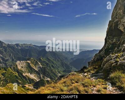 Panoramasicht auf die italienischen apuanischen alpen gegen Himmel und Meer, Carrara, Toskana, Italien Stockfoto