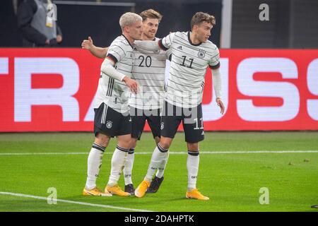 Philipp MAX (links, GER), goalschuetze Luca WALDSCHMIDT (rechts, GER) und Jonas HOFMANN (GER) freuen sich über das Ziel, es 1-0 für Deutschland, internationales Fußballspiel, Freundschaftsspiel, Deutschland (GER) - Tschechische Republik (CZE ) 1: 0, am 11. November 2020 in Leipzig/Deutschland zu schaffen. ¬ Verwendung weltweit Stockfoto