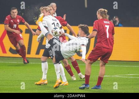 Luca WALDSCHMIDT (mi., GER) schießt gegen Antonin BARAK (rechts, CZE) beim Tor, Julian BRANDT (GER) wendet sich ab, Action, Kampf um den Ball, Fußball Laenderspiel, Freundschaftsspiel, Deutschland (GER) - Tschechische Republik (CZE) 1: 0, am 11/11/2020 in Leipzig/Deutschland. ¬ Verwendung weltweit Stockfoto