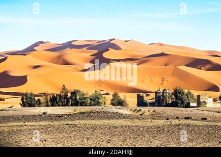 Landschaftlich schöner Blick auf ein Dorf gegen Merzouga Dünen, Marokko Stockfoto