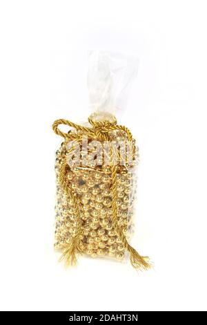 Nahaufnahme der goldenen Perle Perlen Kette in ihrer Packung isoliert Auf weißem Hintergrund Stockfoto