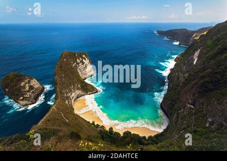 Landschaftlich schöne Aussicht auf die Klippe mit riesigen Wellen an einem sonnigen Tag, Nusa Penida, Bali Indonesien Stockfoto