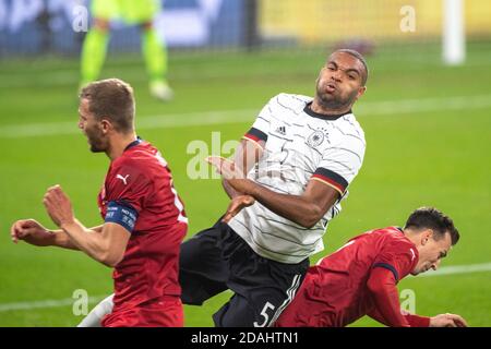 Leipzig, Deutschland. November 2020. Jonathan TAH (Mitte, GER) siegt gegen Tomas SOUCEK (links, CZE) und Vladimir DARIDA (CZE), Action, Kampf um den Ball, Fußball Laenderspiel, Freundschaftsspiel, Deutschland (GER) - Tschechische Republik (CZE) 1 : 0, am 11/11/2020 in Leipzig/Deutschland. ¬ Nutzung weltweit Credit: dpa/Alamy Live News Stockfoto