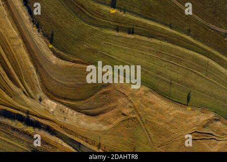 Luftaufnahme von terrassierten grünen Hügeln, Landschaft mit Drohne Stockfoto
