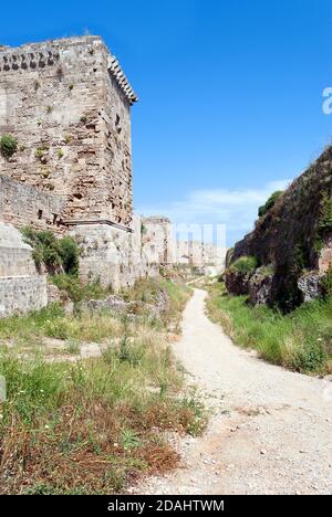 Die Festungsmauern der alten Stadt Rhodos in Griechenland. Stockfoto