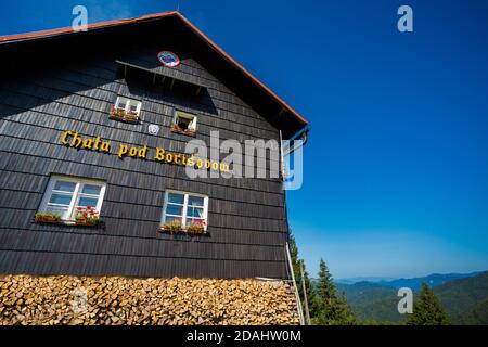 Schöner Weg nach Borisov und Ploska - in der slowakischen Velka Fatra. Sonnige Herbstpanorama von Borisov Hütte. Stockfoto